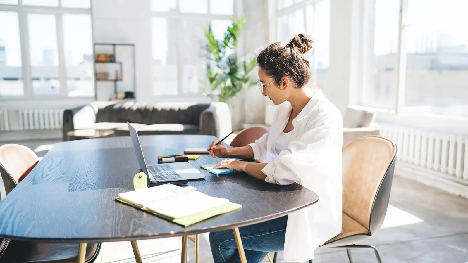 Small business owner applying for Queensland COVID-19 business support grants